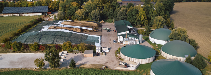 Mit der Biogasanlage betreibt Ulrich Bader (Gut Sochenberg, Lkr. Landshut) seit 2012 ein Wärmenetz.