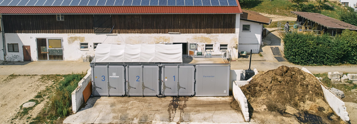 Die Biogasanlage wurde auf die bereits bestehende, passend ausgelegte Misplatte in zwei Containereinheiten aufgesetzt. 